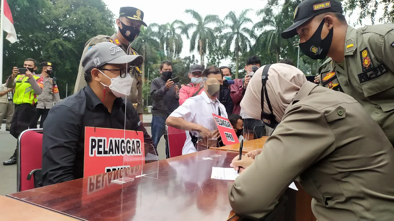 Polisi mengamankan kelompok pengendara motor gede (moge), yang sempat lolos operasi ganjil genap di Kota Bogor saat konvoi pada Jumat (12/2/2021).