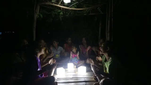 Anak-anak di desa Lebao Flores Timur beraktivitas di malam hari (SEI)
