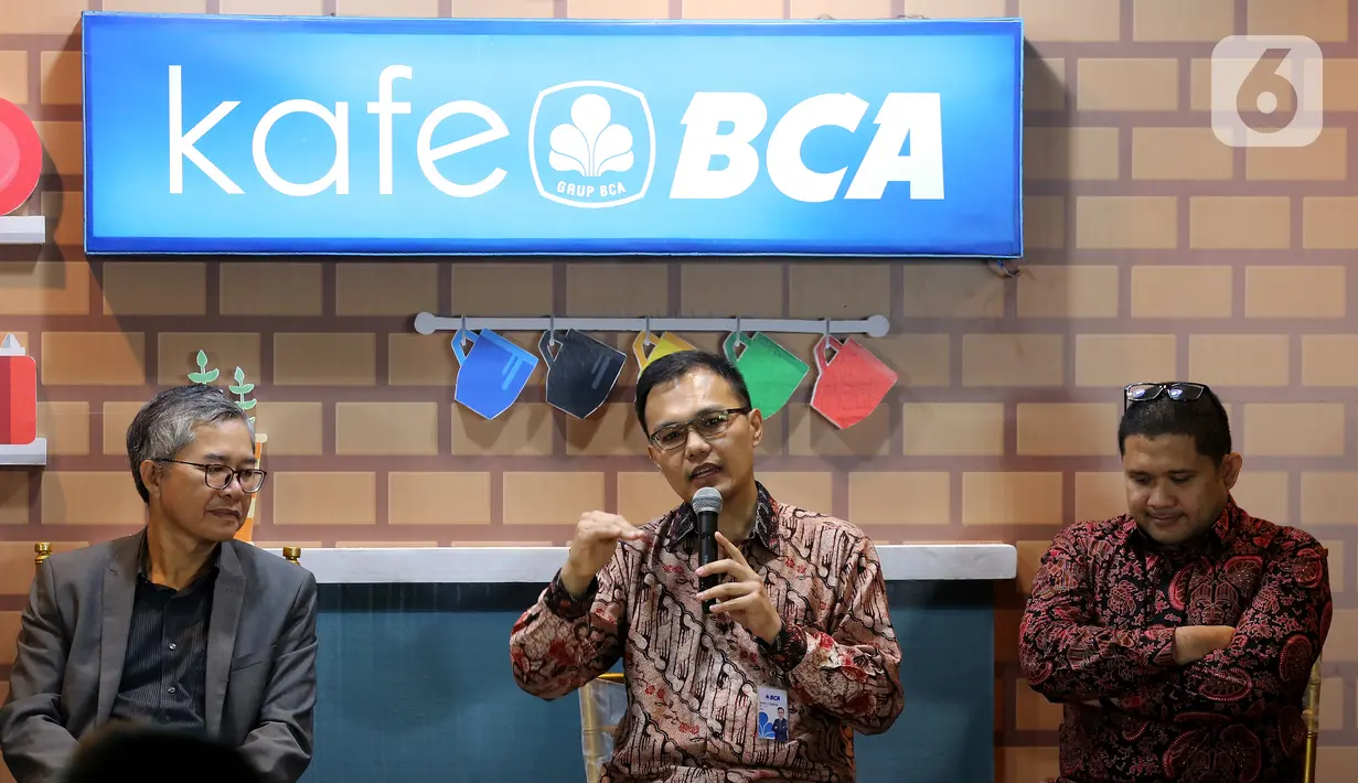 Kepala Ekonom BCA David Sumual saat menjadi pembicara dalam Kafe BCA Economy Outlook 2020 di Jakarta, Jumat (18/10/2019). Kafe BCA merupakan forum berbagi insight dan pemahaman mendukung visi BCA menjadi bank pilihan utama andalan masyarakat. (Liputan6.com/Fery Pradolo)