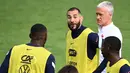 Didier Deschamps menegaskan bahwa kembalinya Karim Benzema ke timnas Prancis tak perlu dirayakan. Ia menegaskan status Benzema sama dengan pemain lain. (Foto: AFP/Franck Fife)