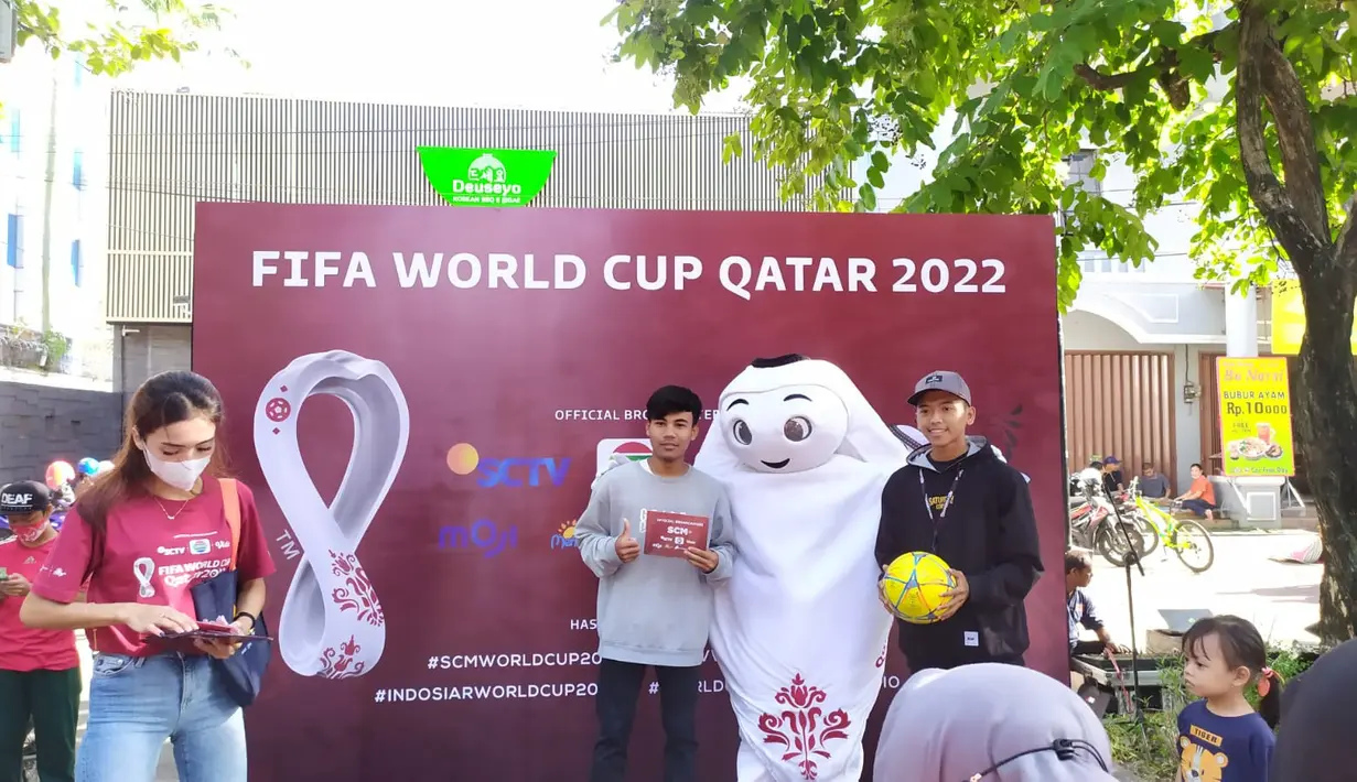 Maskot Piala Dunia 2022, La'eeb berfoto bersama warga saat menyemarakan CFD Jl Slamet Riadi, Solo, Minggu (30/10/2022). La'eeb sudah menyapa warga Solo sejak Jumat (28/10/2022) kemarin. (FOTO: Dok. SCM)