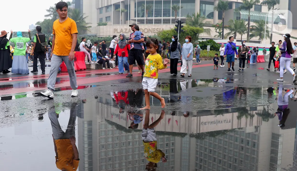 Warga berolahraga saat CFD di kawasan Bundaran HI, Jakarta, Minggu (3/7/2022). Meski sempat diguyur hujan tidak menyurutkan  masyarak untuk berolahraga di akhir pekan. (Liputan6.com/Angga Yuniar)