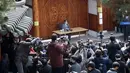 Pemimpin sekte Gereja Shincheonji Yesus, Lee Man-hee saat konferensi pers untuk meminta maaf atas penyebaran virus corona di Gapyeong, Senin (2/3/2020). Sebanyak 60 persen dari sekitar empat ribu kasus virus corona di Korea Selatan dikonfirmasi merupakan anggota gereja tersebut. (POOL/AFP)