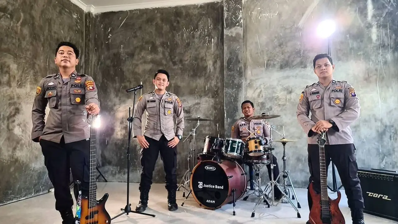 6 Potret Kompak Justice Band Polres Kobar, Ciptakan Lagu Sulitnya Cari Kerja