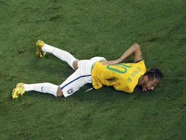 Pemain Brasil, Neymar mengalami retak tulang belakang pada pertandingan perempat final melawan Kolombia, (5/7/14). (REUTERS/Fabrizio Bensch)