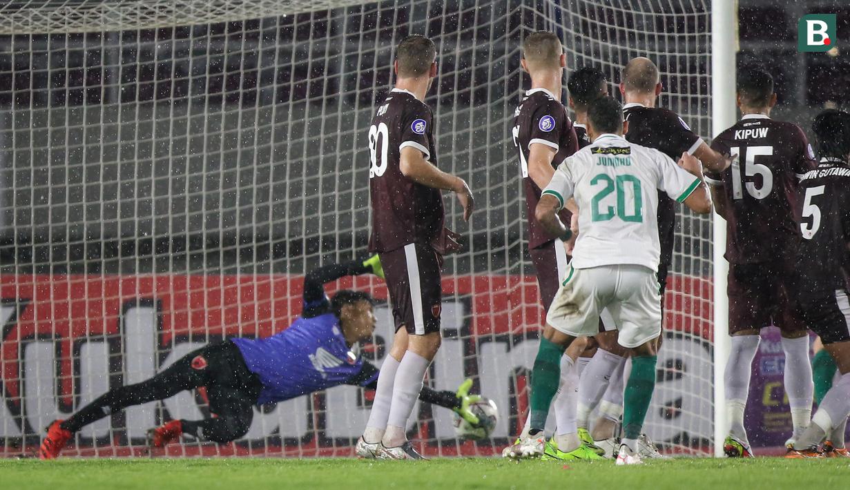 Pemain PSS Sleman, Eduardo Junior (Juninho/20) mencetak gol penyeimbang 2-2 ke gawang PSM Makassar dalam laga pekan ke-12 BRI Liga 1 2021/2022 di Stadion Manahan, Solo, Kamis (18/11/2021). (Bola.com/Bagaskara Lazuardi)