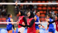 Pemain tim voli putri Indonesia, Megawati Hangestri Pertiwi (tengah) merayakan raihan poin saat bertanding di final voli putri SEA Games 2025 di Indoor Stadium Huamark, Bangkok, Thailand, pada Senin (15/12/2025). Timnas voli putri Indonesia berhasil meraih medali perunggu SEA Games 2025 usai terlibat pertarungan ketat empat set dengan Filipina. (Bola.com/Bagaskara Lazuardi)