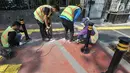 Pekerja memasang Bolar atau tiang pembatas pedestrian di kawasan Tugu Tani, Jakarta, Minggu (9/9). Pemasangan Bolar bertujuan menjaga keindahan jalur pedestrian dan mencegah penyalahgunaan fungsi.(merdeka.com/ Iqbal S. Nugroho)