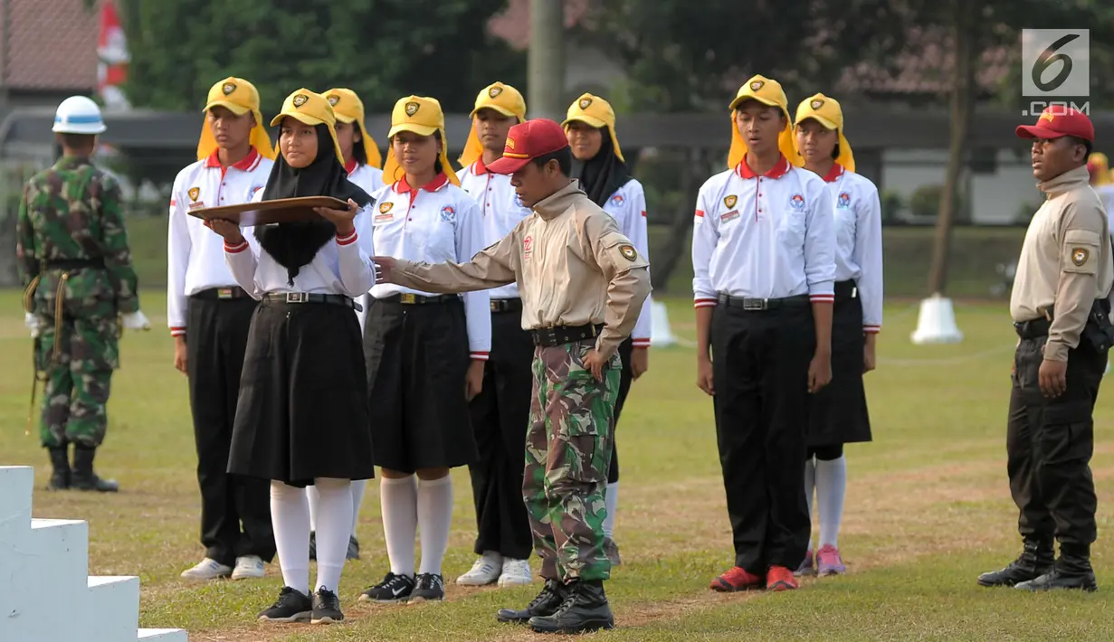 Pelatih calon Paskibraka memberikan pengarahan saat sesi latihan di PPPON, Cibubur, Jakarta Timur, Jumat (4/8). Jelang latgab, pasukan calon Paskibraka terus matangkan kekompakan upacara menaikan dan menurunkan bendera. (Liputan6.com/Yoppy Renato)