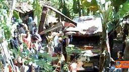Citizen6, Yogyakarta: Sebuah bus angkutan mengalami kecelakaan tunggal pada, Sabtu (2/7) di Jurangjero, Kecamatan Ngawen, Kabupaten Gunungkidul. (Pengirim: Hendro Ariwibowo)
