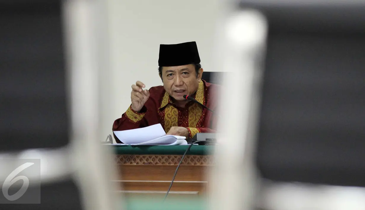 Mantan Sekjen ESDM Waryono Karno ketika menjalani persidangan dengan agenda mendengarkan keterangan saksi di Pengadilan Tipikor, Jakarta, Rabu (24/6). Waryono diduga terlibat dalam kasus korupsi di lingkungan Kementrian ESDM. (Liputan6.com/Helmi Afandi) 