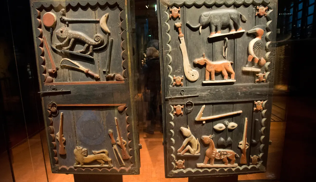 Pintu kayu istana Raja Gele dari Kerajaan Dahomey dipamerkan di Museum Quai Branly, Paris, Prancis, Jumat (23/11). (AP Photo/Michel Euler)