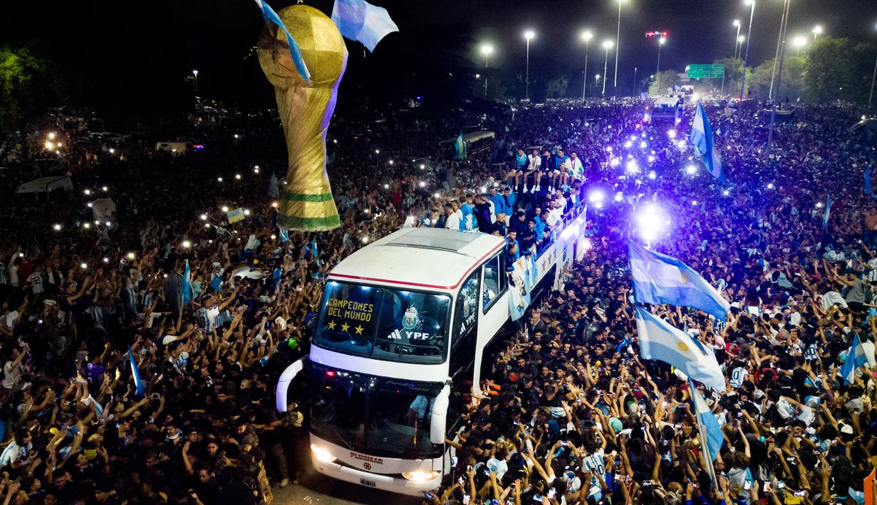 Pemain Timnas Argentina menggunakan bus saat merayakan keberhasilan mereka menjuarai Piala Dunia dengan menggelar parade keliling kota Buenos Aires, Selasa (20/12/2020). (AFP/Tomas Cuesta)