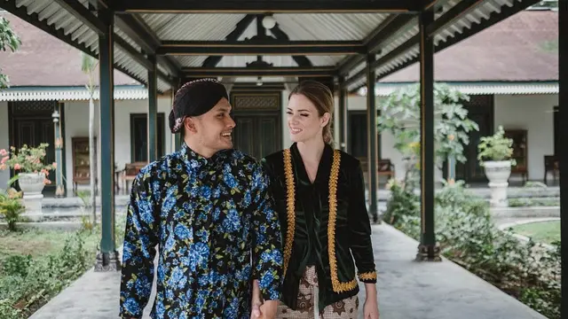7 Potret Randy Pangalila dan Istri Bulenya dalam Balutan Adat Jawa