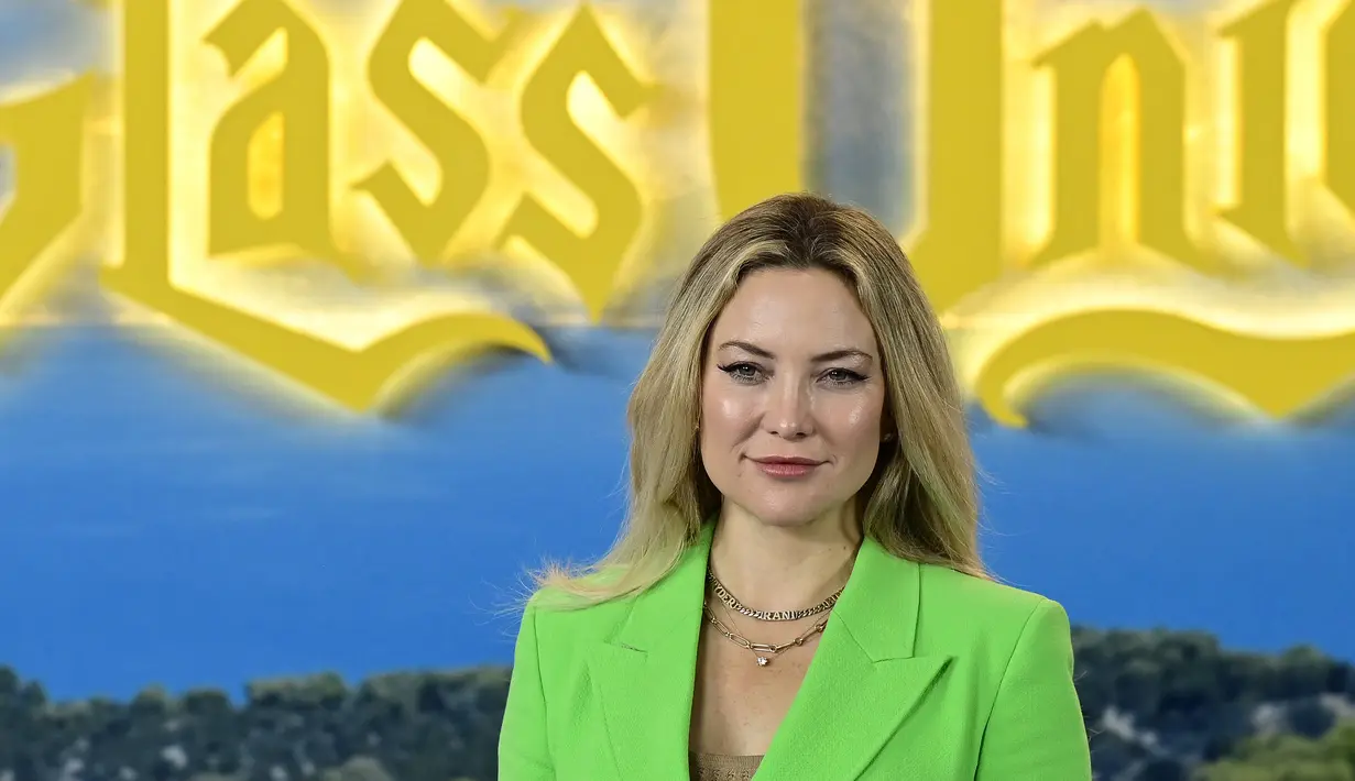 Kate Hudson berpose selama sesi pemotretan untuk pemutaran perdana film "Glass Onion: a knife out misteri" di Madrid, pada 19 Oktober 2022. Kate tampak cantik memamerkan cahaya keemasan lembut dan dengan rambut panjangnya dan diluruskan dengan rapi. (AFP/Javier Soriano)