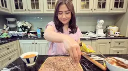 Di waktu luangnya, Prilly Latuconsina memasak roti untuk keluarganya. (Foto: Instagram/ prillylatuconsina96)