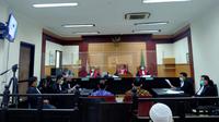 Sidang perdana kasus penyelundupan onderdil moge Harley Davidson dan sepeda Brompton dengan terdakwa eks Dirut Garuda Indonesia, Ari Askhara. (Liputan6.com/Pramita Tristiawati)