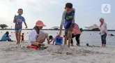 Warga berwisata di Pantai Lagoon, Taman Impian Jaya Ancol, Jakarta, Selasa (13/5/2025). (Liputan6.com/Herman Zakharia)