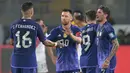 Striker Timnas Argentina, Lionel Messi (tengah) merayakan gol pertama ke gawang Peru bersama rekannya, Enzo Fernandez (kiri) dan Rodrigo De Paul pada laga Kualifikasi Piala Dunia 2026 Zona Conmebol di National Stadium, Lima, Peru, Rabu (18/10/2023) pagi WIB. (AFP/Ernesto Benavides)