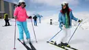 Pemain ski wanita bersiap menuruni lereng di resor ski Dizin, utara ibu kota Tehran, Iran, Kamis (8/3). Kompleks ski Dizin adalah resor ski sekaligus tempat olahraga musim dingin pertama di Iran. (AP Photo/Vahid Salemi)