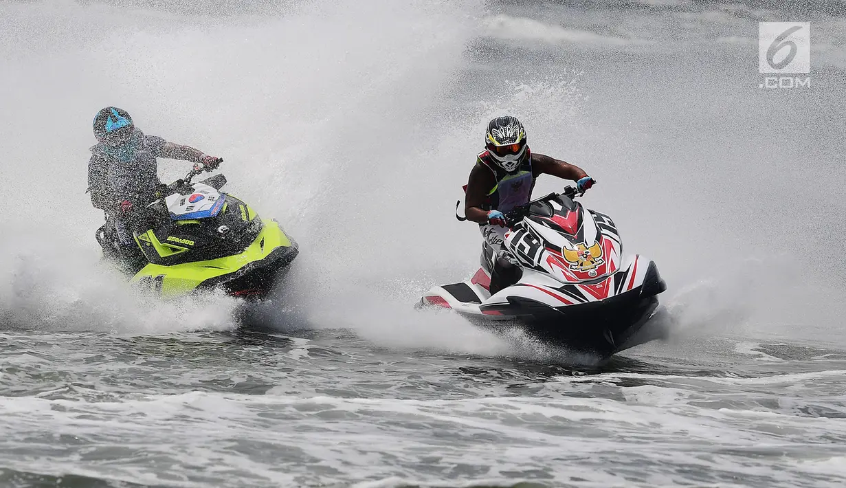 Pebalap jetski Indonesia Aero Sutan Aswar (depan) beradu cepat pada nomor Runabout Limited di arena Jetski Ancol, Jakarta, Kamis (23/8) Aqsa Sutan Aswar berhasil finish pertama pada pertandingan moto 1  .(merdeka.com/imam buhori)