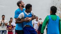 Bek Real Madrid Sergio Ramos (kiri) mengikuti pertandingan persahabatan melawan anak-anak, di Havana, 16 Juni 2015. Ramos hadir pada acara itu sebagai duta UNICEF. (AFP PHOTO/YAMIL LAGE)