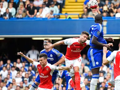 Laga sengit antara Chelsea dan Arsenal di Stamford Bridge, Sabtu (19/9/2015) berakhir dengan kemenangan Chelsea dengan skor 2-0. Arsenal terpaksa harus bermain dengan sembilan pemain karena terkena dua kartu merah. (Reuters/John Sibley)