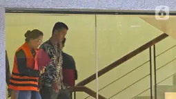 Asisten Komisioner KPU Wahyu Setiawan, Agustiani Tio Fridelia (kiri) usai menjalani pemeriksaan di Gedung KPK, Jakarta, Jumat (10/1/2020). KPK menahan Agustiani yang sebelumnya ditetapkan sebagai tersangka kasus suap terkait PAW anggota DPR RI periode 2019-2024. (Liputan6.com/Herman Zakharia)