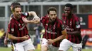 Pemain AC Milan, Hakan Calhanoglu (tengah) merayakan golnya ke gawang Hellas Verona pada lanjutan Serie A di San Siro stadium, Milan, (5/5/2018). AC Milan menang telak 4-1. (AP/Antonio Calanni)