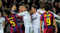 Beda Tekel Carles Puyol dan Sergio Ramos
