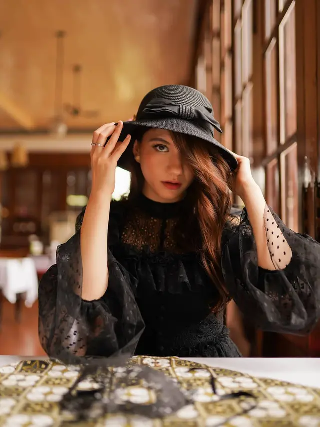 Potret Cassandra Lee Dalam Balutan Busana Serba Hitam. (Sumber: Instagram/cassandraslee)