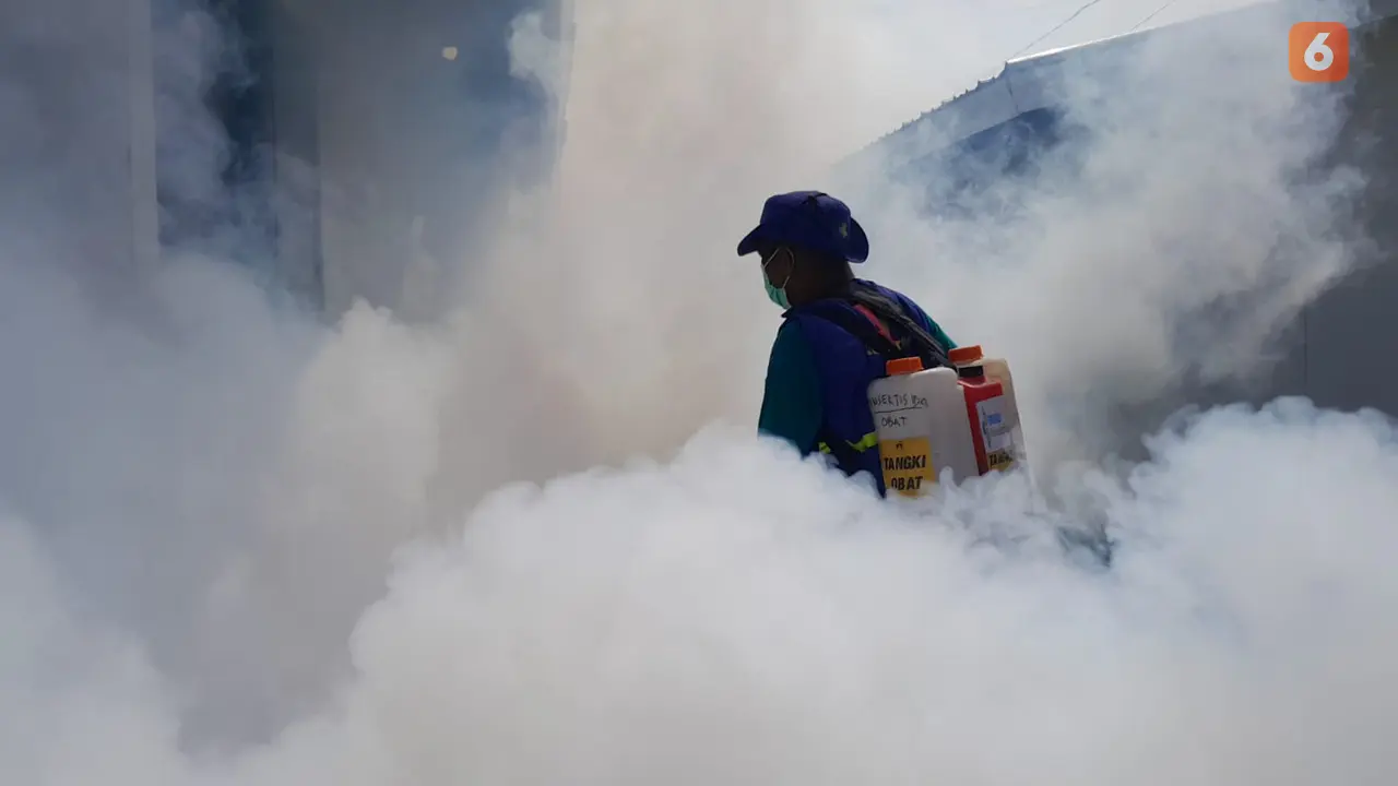 Fogging di huntara Aceh Tamiang. (Foto: Liputan6.com/Benedikta Desideria)