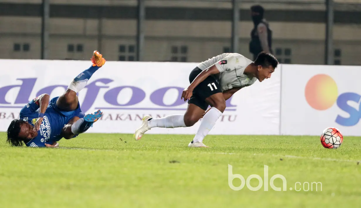 Perlawanan keras dari Persela Lamongan membuat para Persib Bandung sedikit kewalahan paada babak pertama laga Grup 3 Piala Presiden 2017 di Stadion Si Jalak Harupat, Soreang, Kabupaten Bandung, Jumat (17/2/2017).  (Bola.com/Nicklas Hanoatubun)