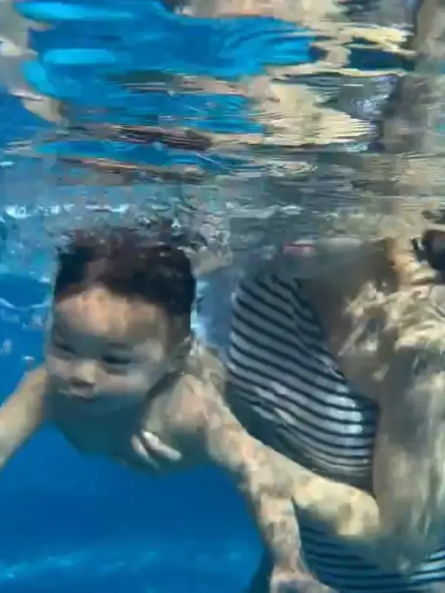 Nikita Willy ajari Baby Izz berenang (Instagram/nikitawillyofficial94)