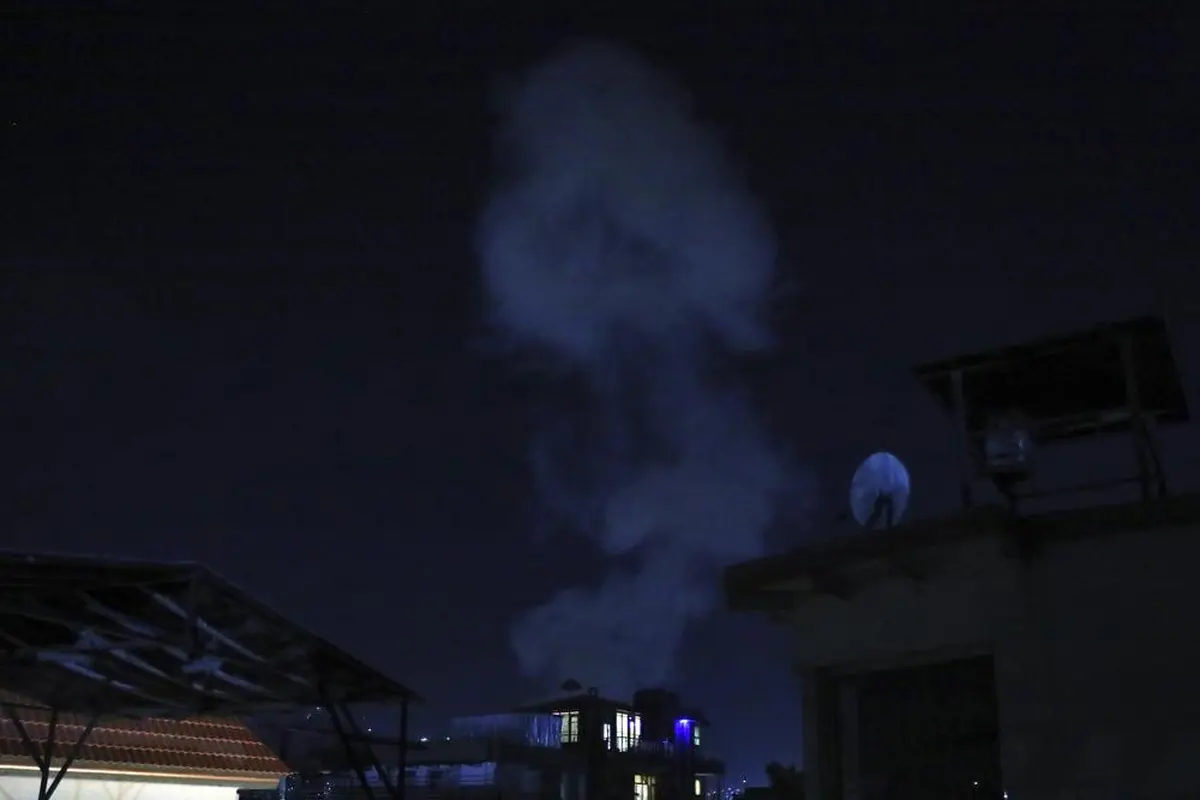 Asap mengepul dari ledakan kuat di Kabul, Afghanistan, Selasa, 3 Agustus 2021. Ledakan itu mengguncang lingkungan mewah ibukota Afghanistan tempat beberapa pejabat senior pemerintah tinggal. (Foto AP/Rahmat Gul)
