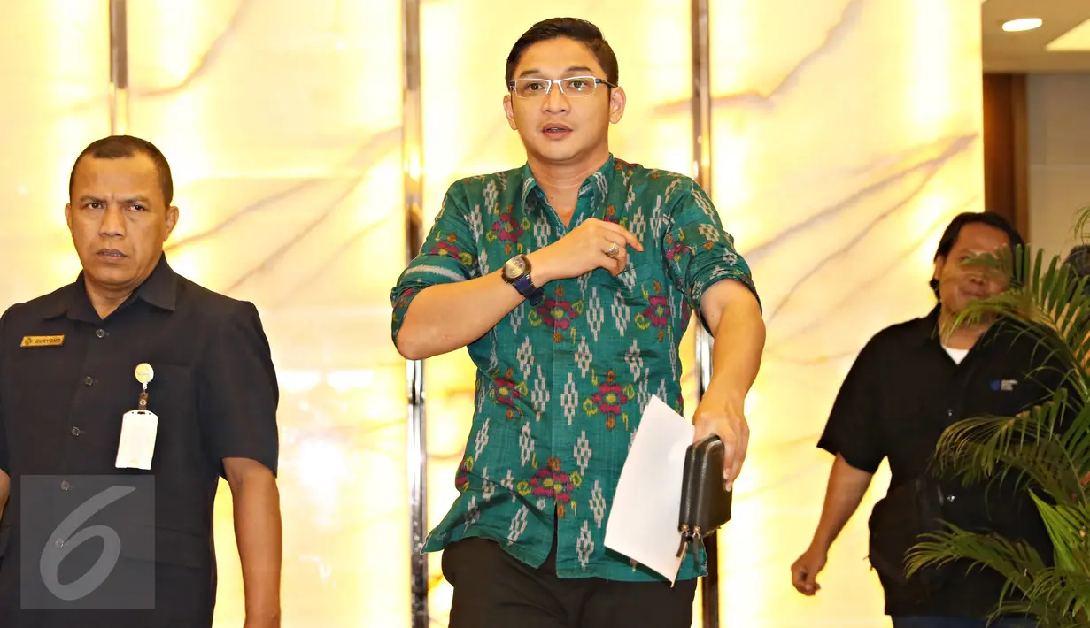 Vokalis Grup Band Ungu berjalan di sekitar Gedung RS Pondok Indah, Jakarta, (10/12). Pasha yang datang untuk menjemput Aliyan Akhtar Raja Sulaiman, putranya dengan Adelia batal karena kondisi Aliyan yang belum stabil. (Liputan6.com/Immanuel Antonius)
