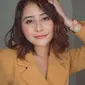 Meski banyak mendapat pujian, akan tetapi tak sedikit pula para penggemar yang merindukan penampilan Prilly dengan rambut panjangnya.  Akan tetapi, aktris 23 tahun ini tetap cuek dengan tampilan gaya rambut sebahunya. (Liputan6.com/IG/@prillylatuconsina96)