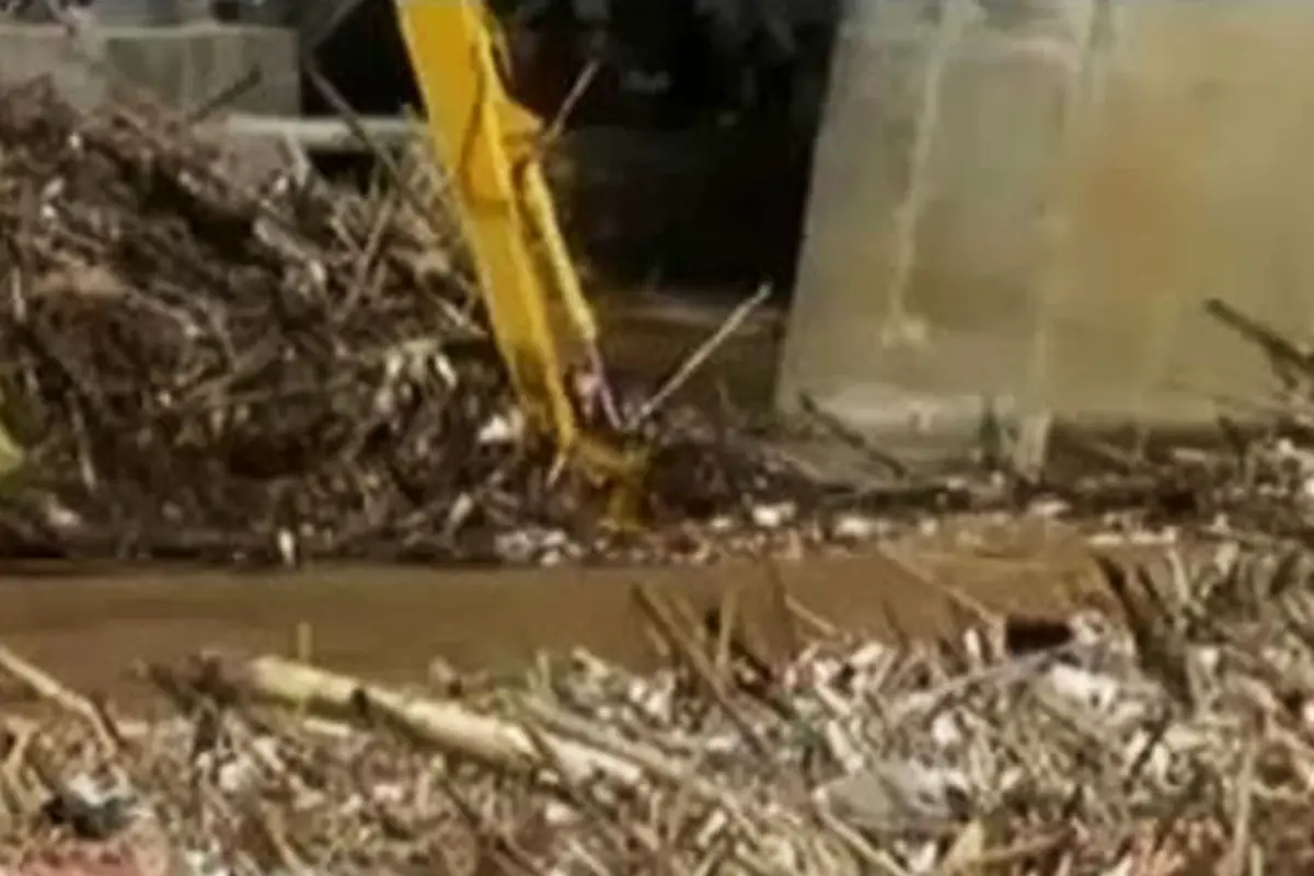 Tumpukan Sampah Jadi Biang Kerok Banjir di Pintu Hek Kramat Jati