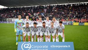 Skuad Cremonese berfoto jelang laga melawan Lecce pada lanjutan Liga Italia 2025/2026, Minggu (7/12/2025) malam WIB. (Dok. Cremonese)