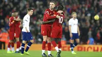 Pemain Liverpool, Sadio Mane dan Jordan Henderson merayakan kemenangan atas Tottenham Hotspur pada laga Premier League 2019 di Stadion Anfield, Minggu (27/10). Liverpool menang 2-1 atas Tottenham Hotspur. (AP/Jon Super)