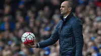 Pelatih asal Spanyol, Roberto Martinez, saat mendampingi Everton melawan Arsenal di Stadion Goodison Park, Liverpool, Inggris, Sabtu (19/3/2016). Martinez dipecat dari Everton akhir musim lalu karena prestasi yang tidak meyakinkan. (AFP/Paul Ellis)