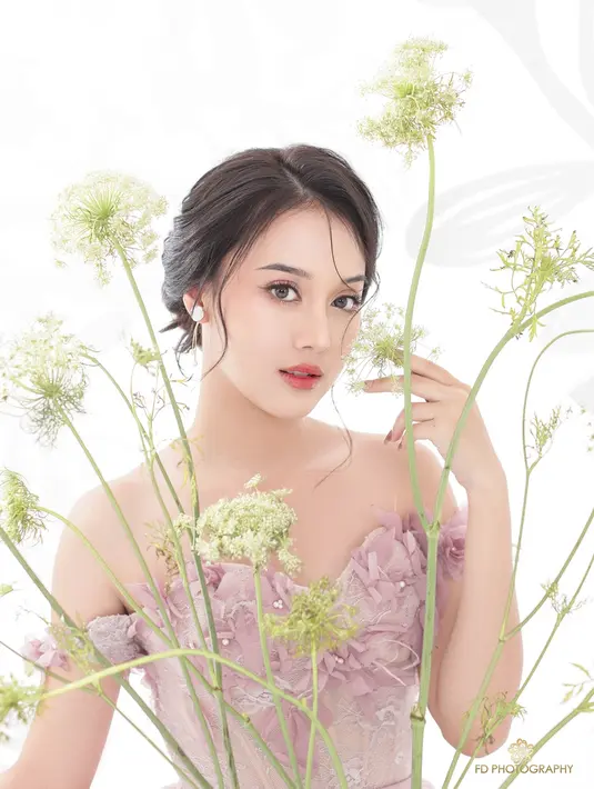 Dalam pemotretan bertema bunga, gayanya terlihat berbeda ketika rambutnya digerai maupun di sanggul di belakang. Banyak netizen yang memperhatikan detail penampilannya dan memberinya sebuah pujian di kolom komentar Instagramnya. (Liputan6.com/IG/@estapramanita)