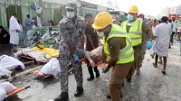 Petugas mengevakuasi jenazah korban yang terinjak di Mina, di Mekkah (REUTERS / Stringer)