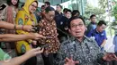 Ketua Dewan Komisioner OJK, Muliaman D Hadad (kanan) usai melakukan pertemuan di Gedung KPK, Jakarta, (19/02). Penandatanganan nota kesepahaman antara OJK dengan KPK akan dilakukan pada 1 Maret 2016 mendatang di Gedung OJK. (Liputan6.com/Helmi Afandi)