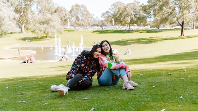 7 Potret Kompak Nisya Ahmad dan Syahnaz, Sibling Goals Banget