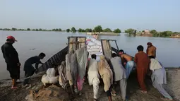 Sekitar 100.000 orang telah dievakuasi dari desa-desa yang banjir di provinsi Punjab Pakistan, kata layanan darurat. (AFP/Shahid Saeed Mirza)