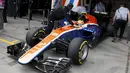 Mobil balap Formula One Rio Haryanto masuk kembali ke garasi sbersenggolan dengan mobil Romain Grosjean saat start sesi latihan ketiga Australian Formula One Grand Prix di Melbourne, (19/3). (REUTERS/Brandon Malone)