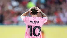 Pemain Inter Miami, Lionel Messi, tampak kecewa setelah gagal mencetak gol ke gawang Al Ahly pada pertandingan pembuka Grup A Piala Dunia Antarklub 2025 di Hard Rock Stadium pada Minggu (15/6/2025). (AFP/Photo by Megan Briggs)