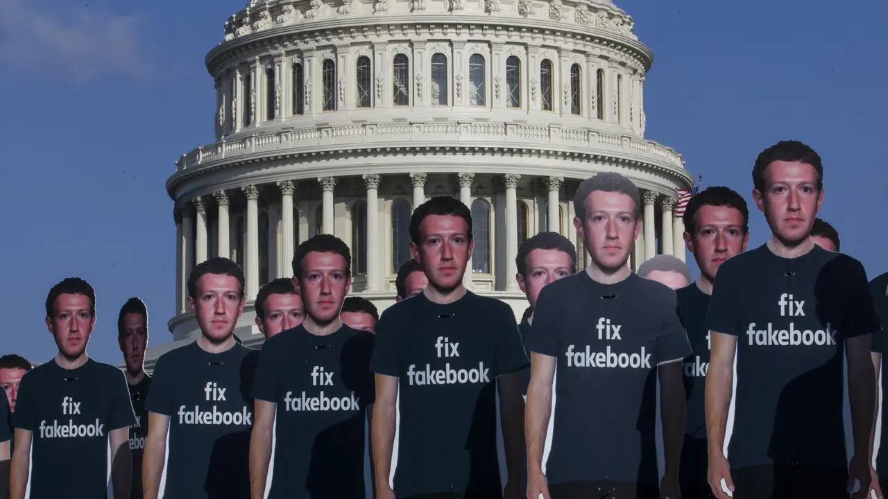 Seratus Potongan Karton Mark Zuckerberg Berjejer di Halaman Gedung Capitol AS