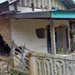 Rumah IS (43), terduga pelaku asusila di Kabupaten Muratara Sumsel hancur diamuk massa (Liputan6.com / Nefri Inge)